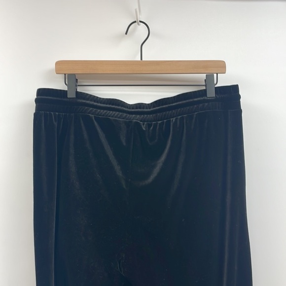 NWT Torrid Velvet High Rise Elastic Waist Tapered Pant Minimalist Black Large - Picture 7 of 9